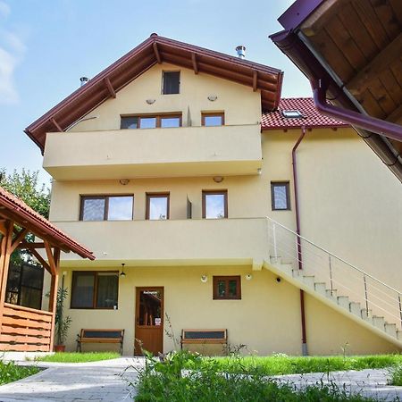 Отель Tomis House Куртя-де-Арджеш Экстерьер фото