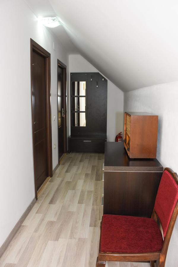 Отель Tomis House Куртя-де-Арджеш Экстерьер фото