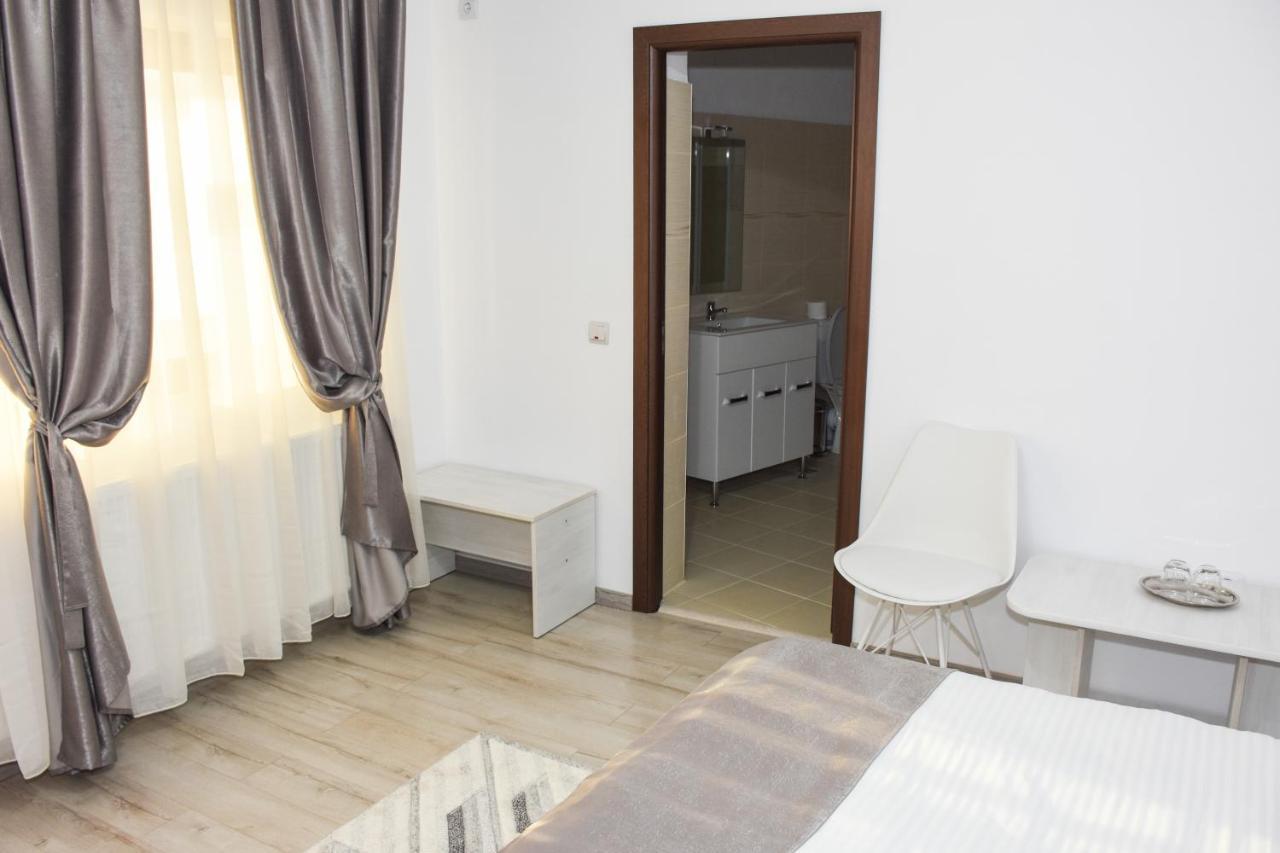 Отель Tomis House Куртя-де-Арджеш Экстерьер фото