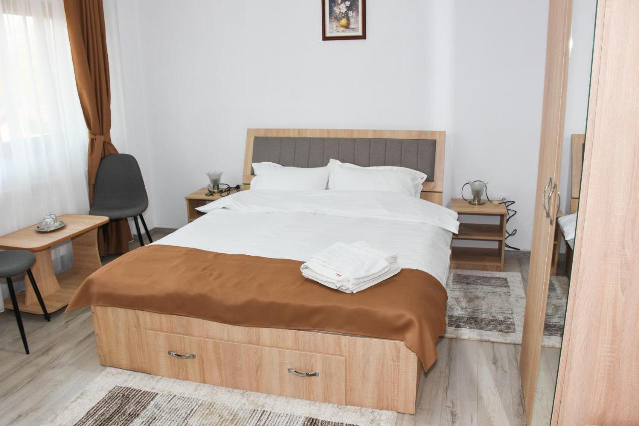 Отель Tomis House Куртя-де-Арджеш Экстерьер фото