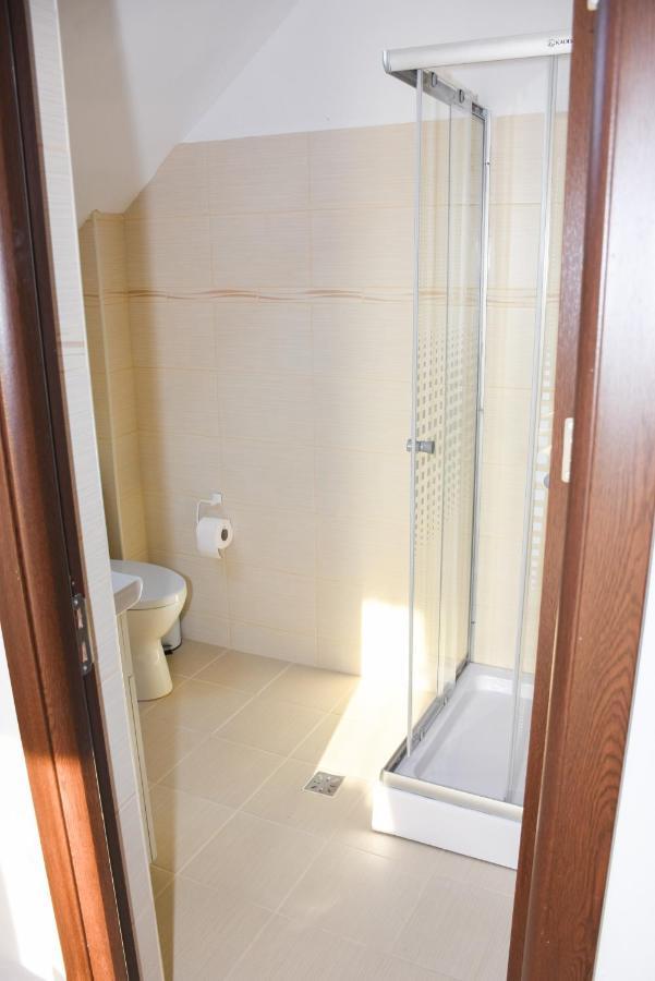 Отель Tomis House Куртя-де-Арджеш Экстерьер фото