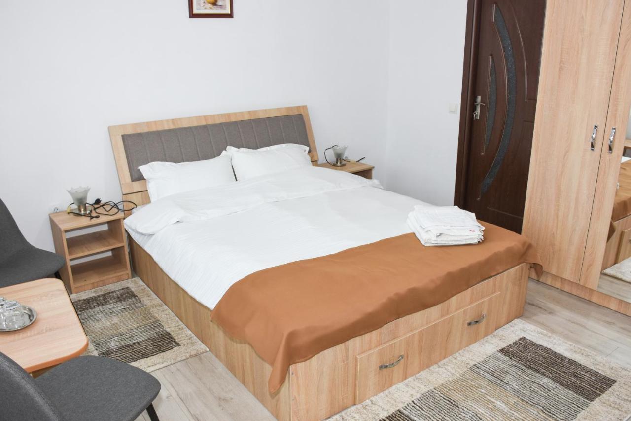 Отель Tomis House Куртя-де-Арджеш Экстерьер фото