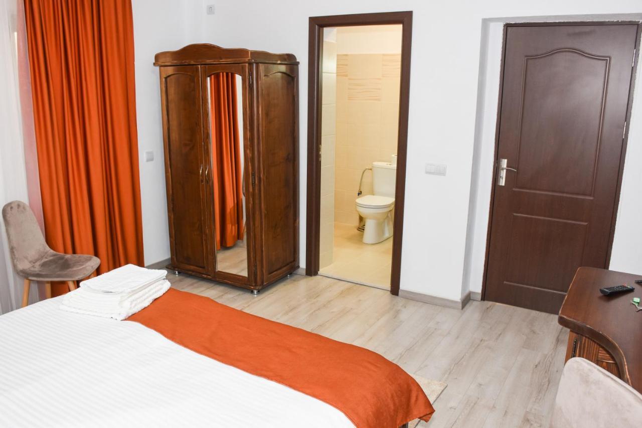 Отель Tomis House Куртя-де-Арджеш Экстерьер фото