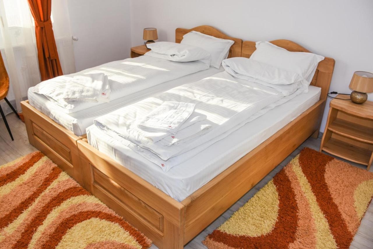 Отель Tomis House Куртя-де-Арджеш Экстерьер фото