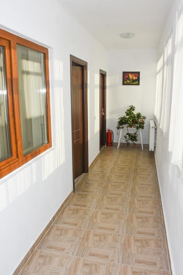 Отель Tomis House Куртя-де-Арджеш Экстерьер фото