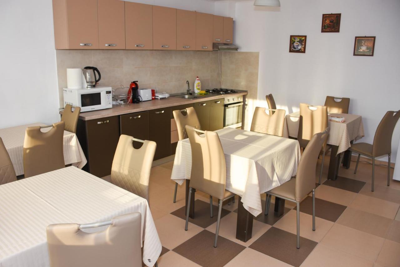 Отель Tomis House Куртя-де-Арджеш Экстерьер фото