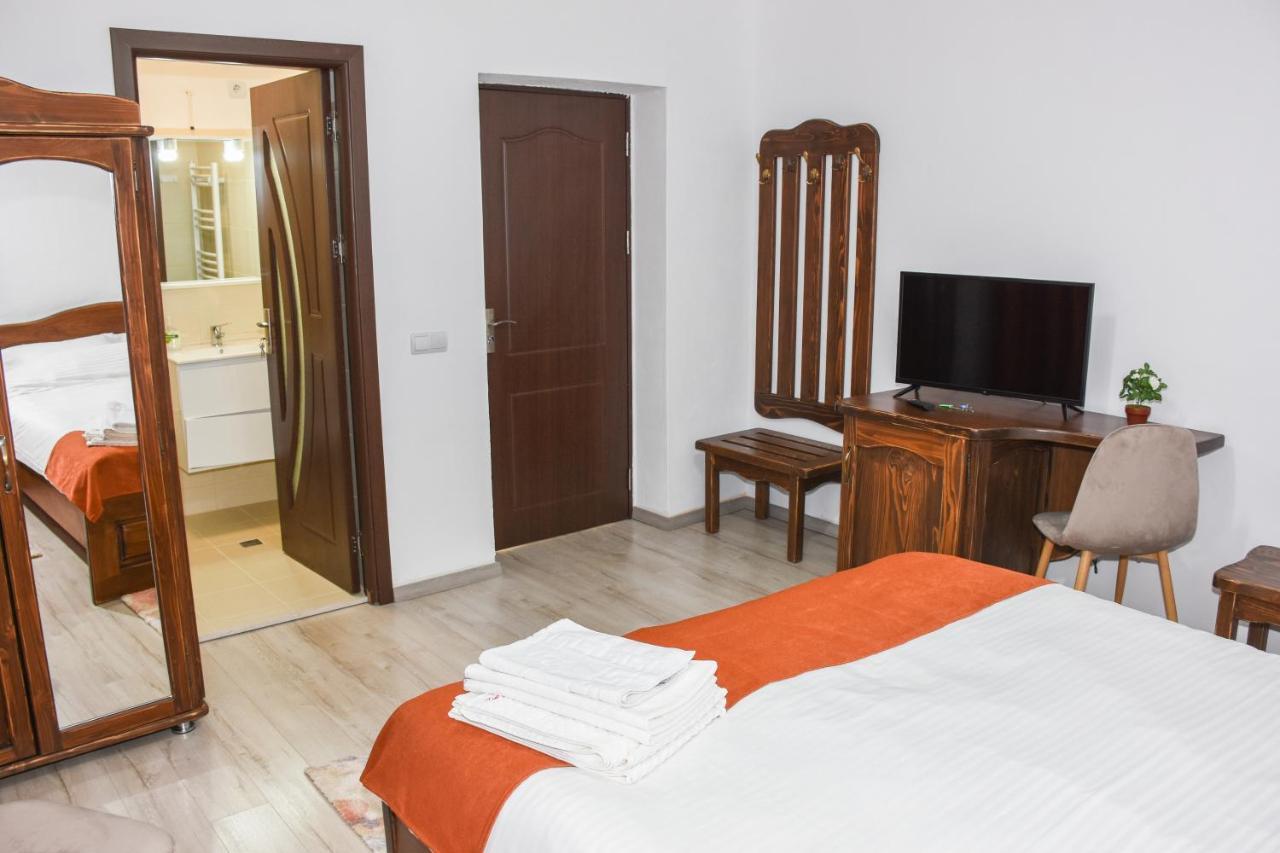 Отель Tomis House Куртя-де-Арджеш Экстерьер фото