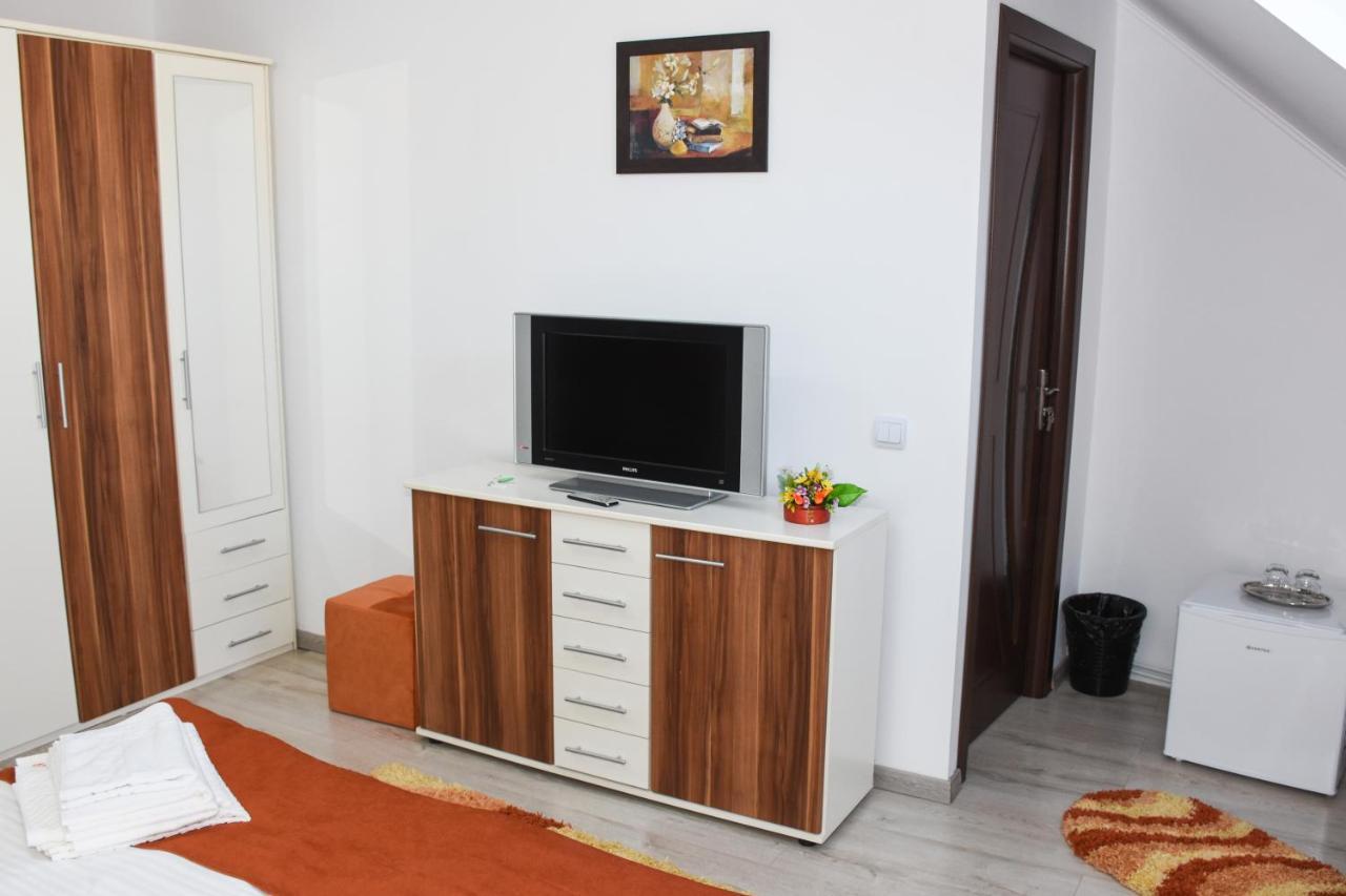 Отель Tomis House Куртя-де-Арджеш Экстерьер фото