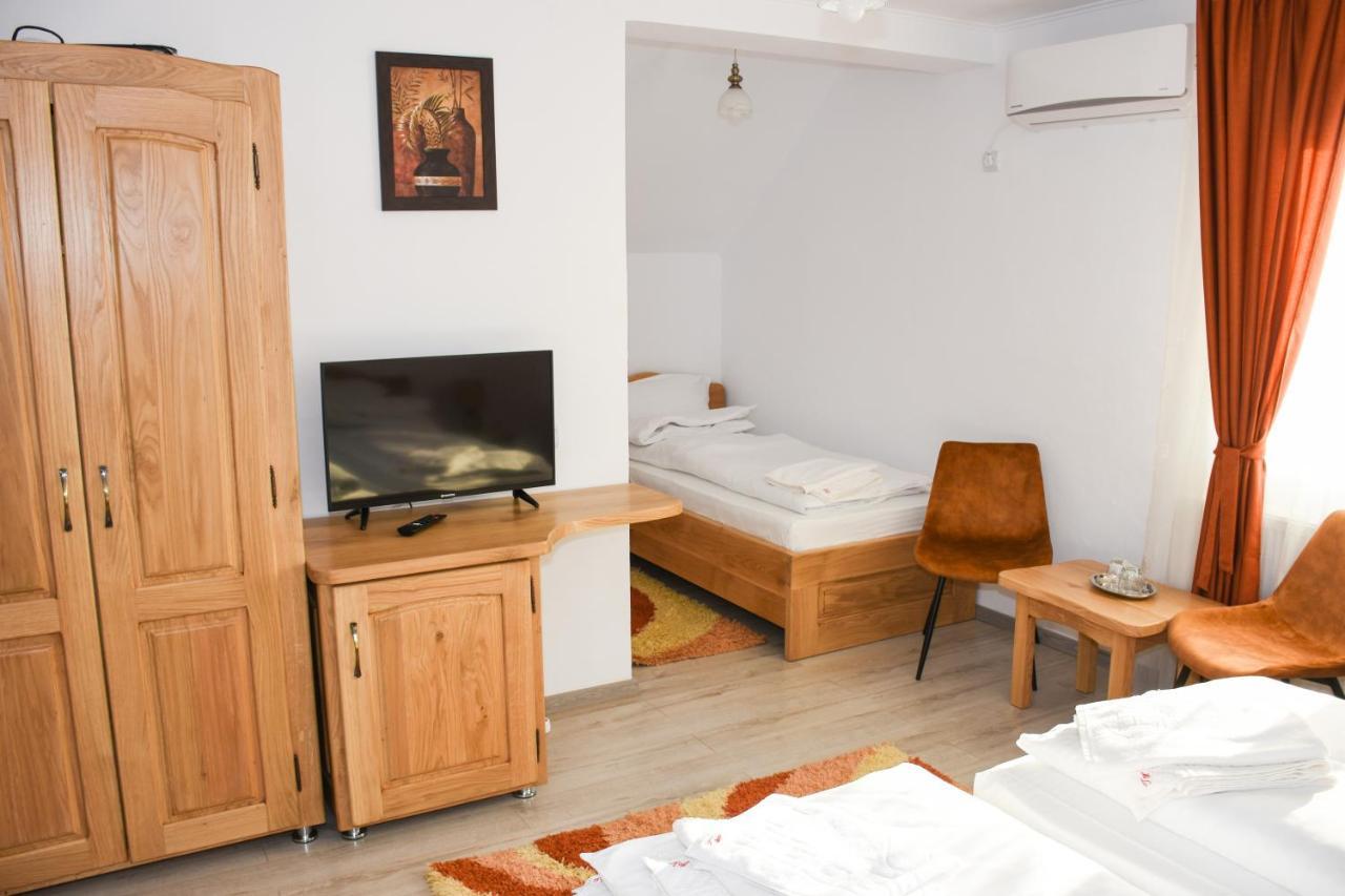 Отель Tomis House Куртя-де-Арджеш Экстерьер фото