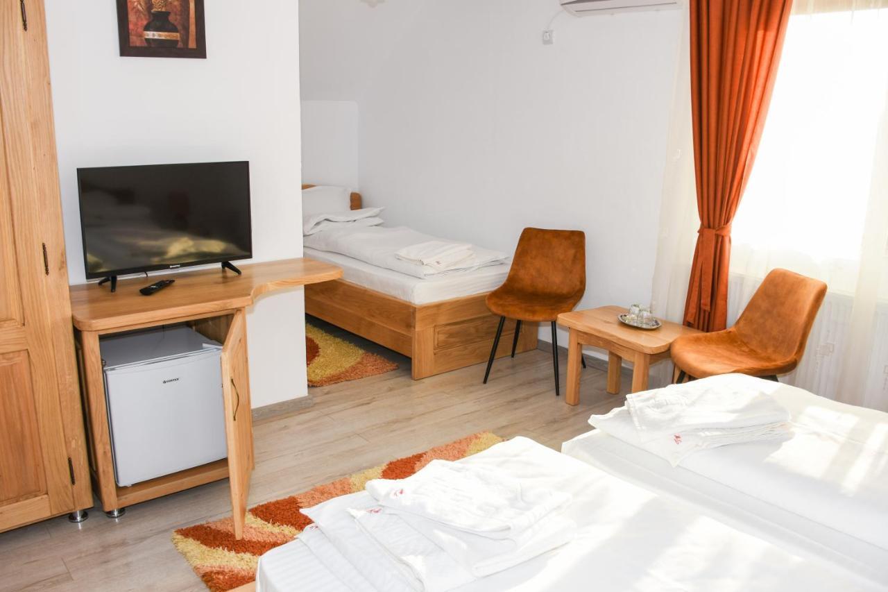 Отель Tomis House Куртя-де-Арджеш Экстерьер фото